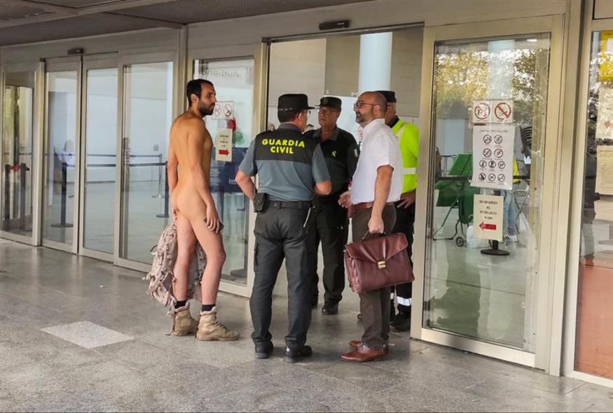 O Alejandro Colomar δέχθηκε πρόστιμο επειδή κυκλοφορούσε γυμνός στον δρόμο/Noticias desbloqueadas/Twitter