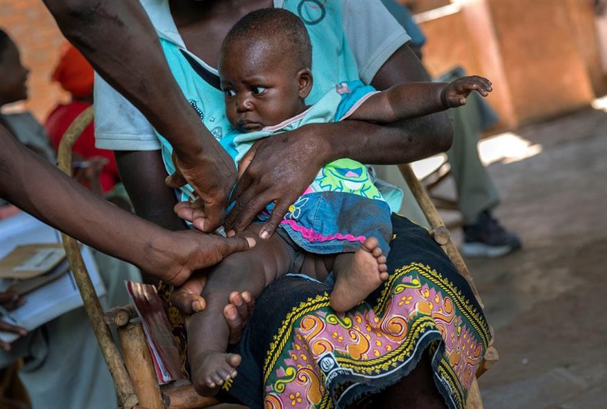 Μωράκι σε χωριό του Μαλάουι / AP Photo/Jerome Delay