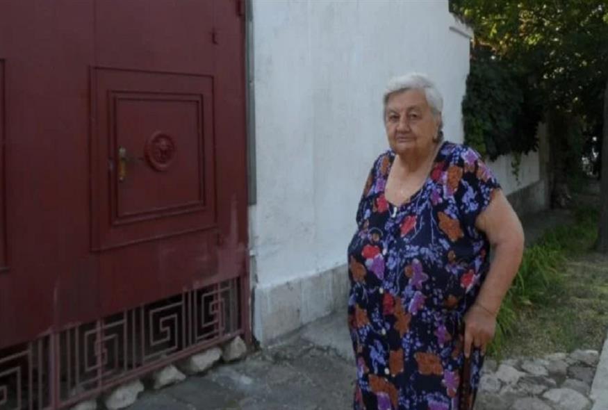 Η Άννα Μυστακίδη (Κουρτσίδη) μπροστά στο πατρικό σπίτι στο Κερτς, τον Αύγουστο του 2013 (Αρχείο Ελένης Μυστακίδη)