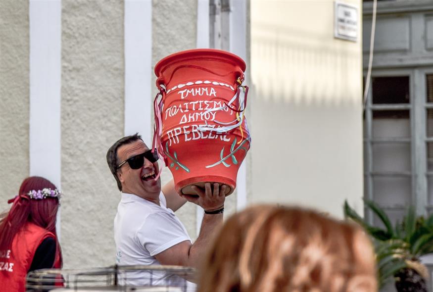 Κέρκυρα - Το έθιμο των μπότηδων/EUROKINISSI Κέρκυρα - Το έθιμο των μπότηδων/EUROKINISSI