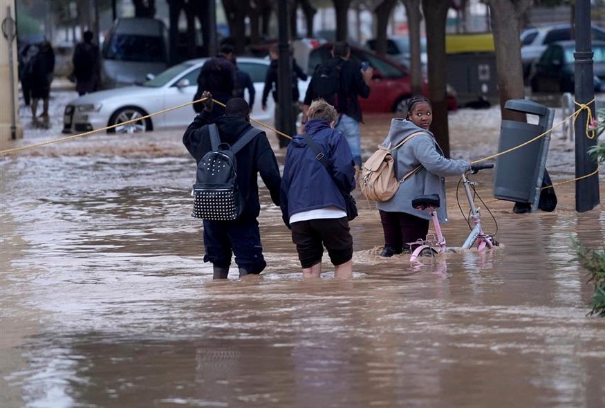 Πλημμύρες στη Βαλένθια της Ισπανίας (AP Photo/Alberto Saiz)