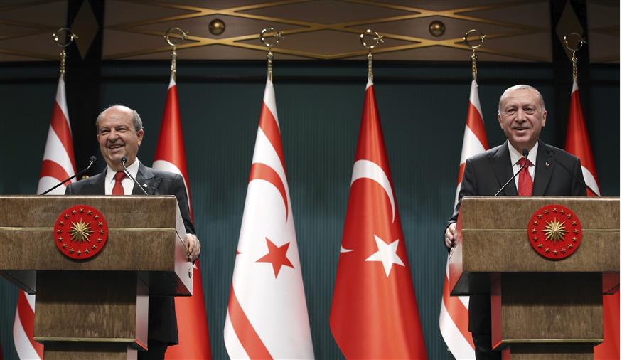Ερσίν Τατάρ και Ρετζέπ Ταγίπ Ερντογάν (AP photo)