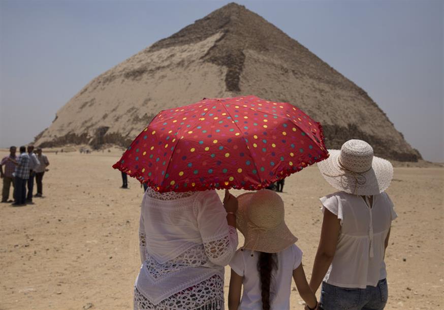 Πληθαίνουν οι επισκέπτες στην πυραμίδα Μπεντ (Φωτογραφία: ΑΡ)