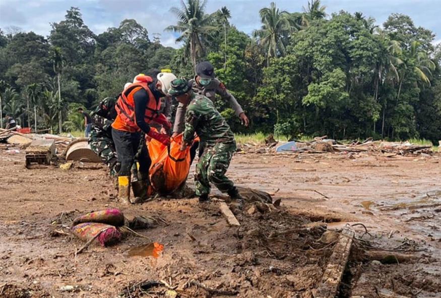 Φονικές πλημμύρες στην Ινδονησία (AP)