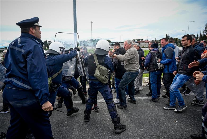 Ένταση αγροτών με ΜΑΤ στο Κιάτο (ΒΑΣΙΛΗΣ ΨΩΜΑΣ/EUROKINISSI)