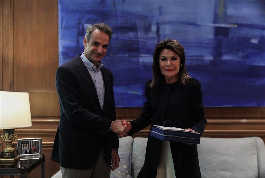 Με την Πρόεδρο της Επιτροπής «Ελλάδα 2021», Γιάννα Αγγελοπούλου-Δασκαλάκη, συναντήθηκε ο πρωθυπουργός (Eurokinissi)