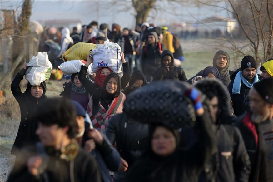 Πρόσφυγες στα σύνορα Ελλάδας - Τουρκίας/(AP Photo/Emre Tazegul)