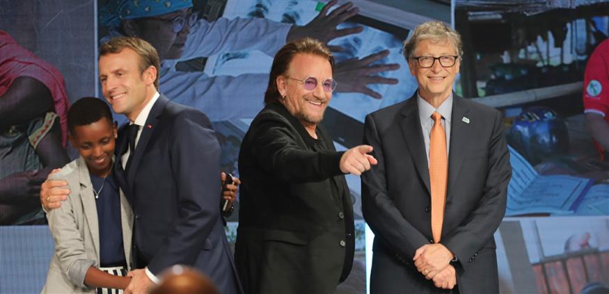Ο Μπόνο με τον Μπιλ Γκέιτς και τον Εμανουέλ Μακρόν (AP Photo)