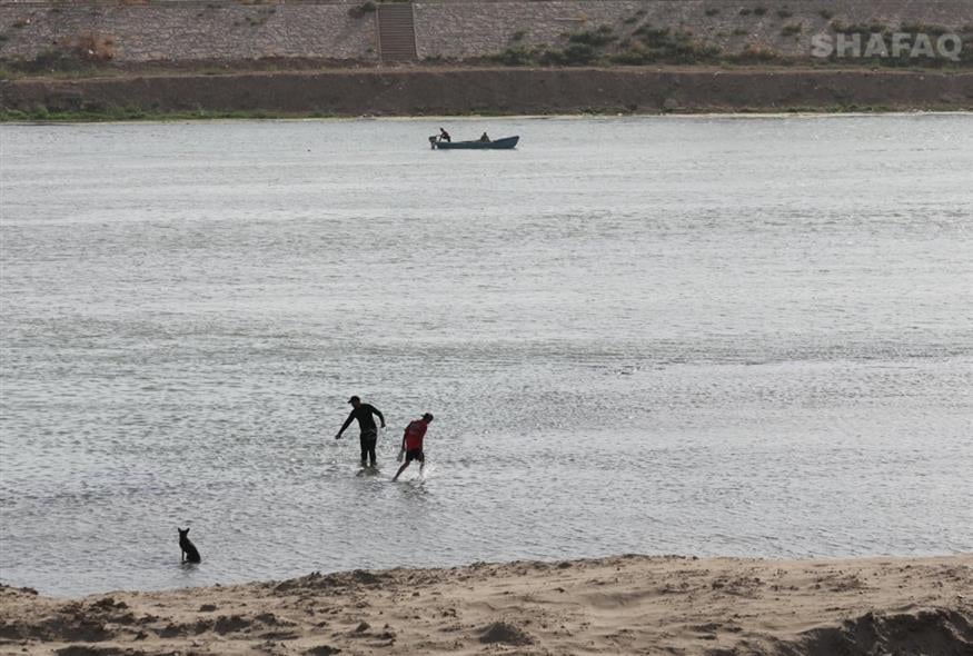 Ψαράδες περπατούν στην επιφάνεια του Τίγρη εξαιτίας της χαμηλής στάθμης του νερού (Shafaq News) Ψαράδες περπατούν στην επιφάνεια του Τίγρη εξαιτίας της χαμηλής στάθμης του νερού (Shafaq News)