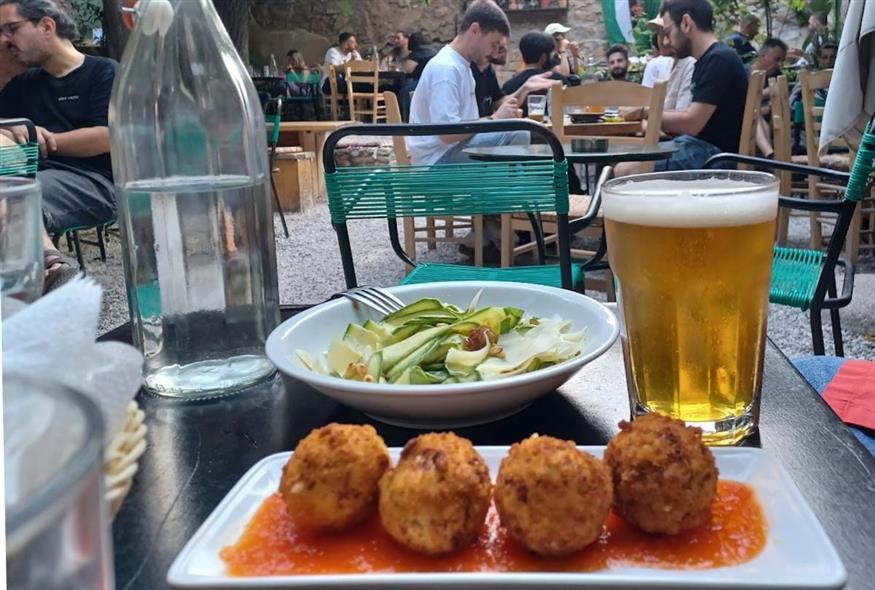 Ανθοτυροκροκετάκια στο Καμπεθόν | © Χριστίνα Τσαμουρά Ανθοτυροκροκετάκια στο Καμπεθόν | © Χριστίνα Τσαμουρά