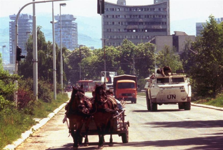 Ένα άλογο με άμαξα διασχίζει τη διαβόητη «Sniper Alley», την κεντρική λεωφόρο δηλαδή του Σαράγεβο, η οποία είχε γίνει άνδρο Σέρβων ελεύθερων σκοπευτών, το 1994 (Rikard Larma/AP)