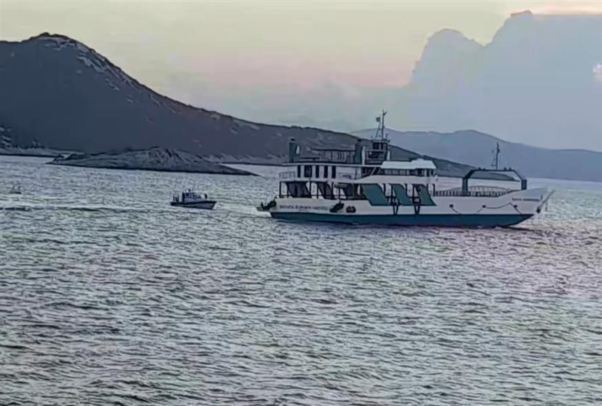 Το φέρι μποτ Παναγία Παραβουνιώτισσα προσάραξε σε ξέρα (Screenshot)