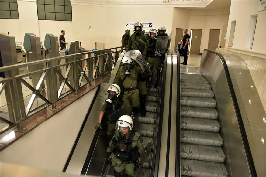 Άνδρες των ΜΑΤ στις σκάλες του σταθμού του μετρό στο Σύνταγμα (ΕUROKINISSI)
