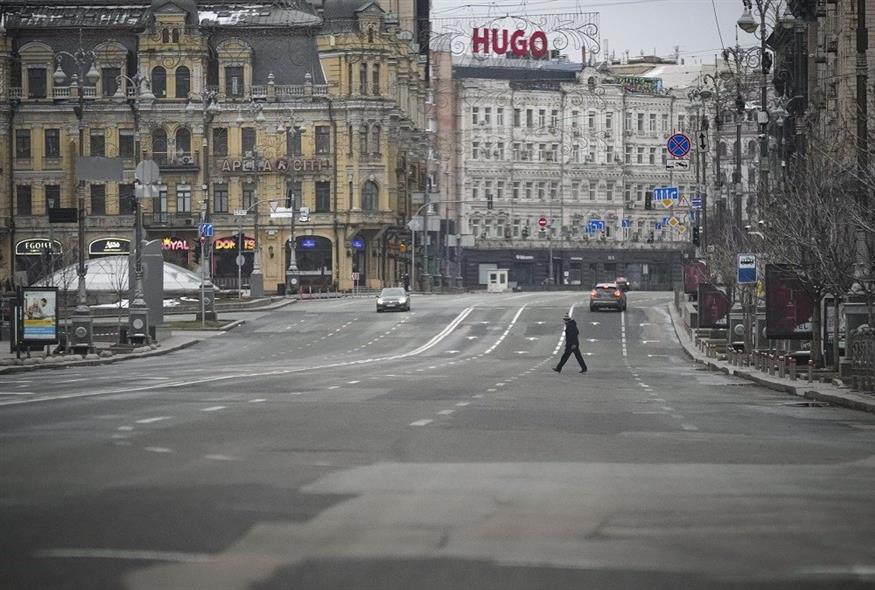 Δρόμοι του Κιέβου κατά την έκτη μέρα της ρωσικής επίθεσης (Associated Press)