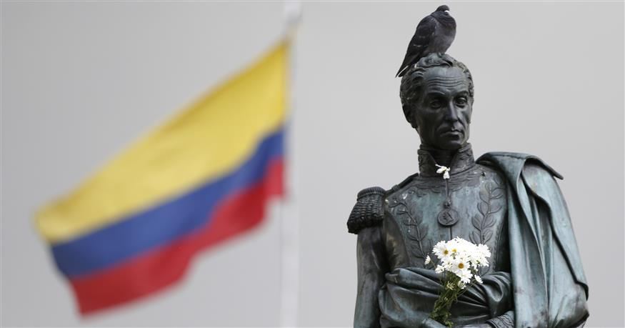 Λουλούδια στο άγαλμα του απελευθερωτή Σιμόν Μπολιβάρ, στη Μπογκοτά στην Κολομβία/ copyright AP PHOTOS
