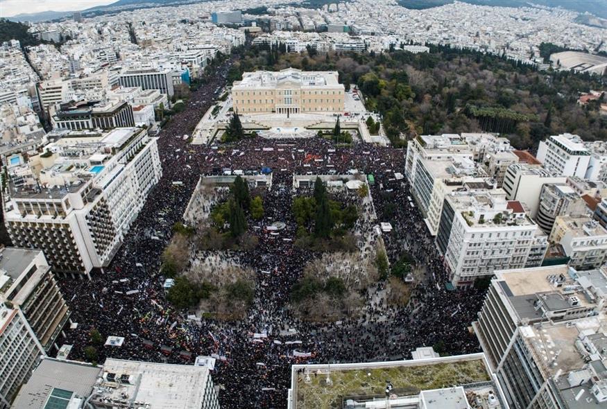 Ανασκόπηση 2025: Πολιτικές αναταράξεις, κοινωνικές κρίσεις και φυσικές προκλήσεις