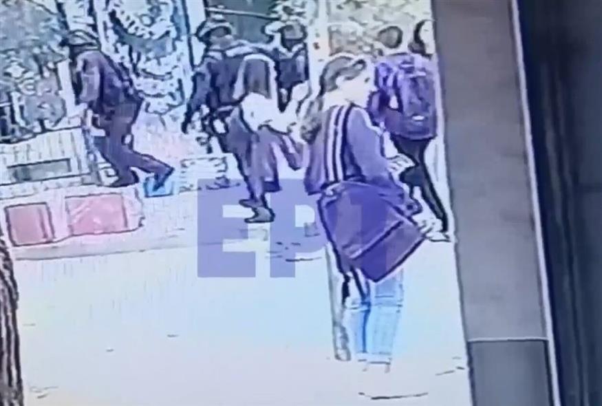 Βίντεο από τη στιγμή των πυροβολισμών αστυνομικού στην Πανεπιστημιούπολη (Screenshot/ΕΡΤ)