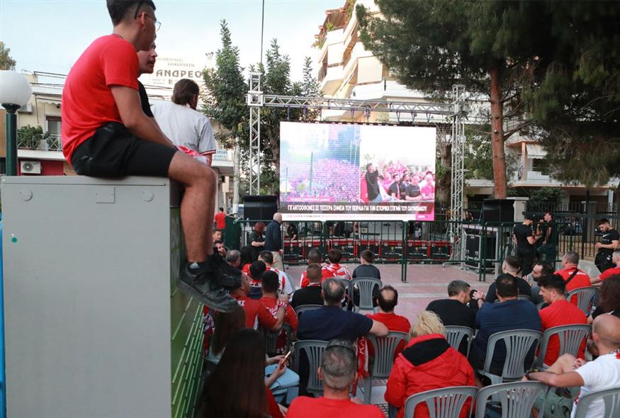 Φίλαθλοι του Ολυμπιακού παρακολουθούν τον τελικό σε γιγαντοοθόνες σε πλατεία Κοραή, Καμίνια & Μαρίνα Ζέας (gallery)