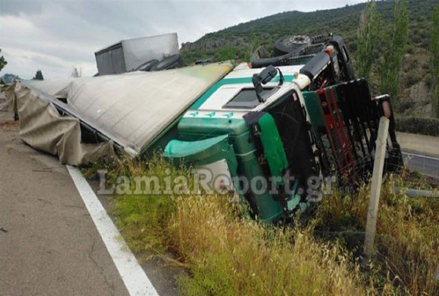 Εικόνα από την ανατροπή της νταλίκας (lamiareport.gr)