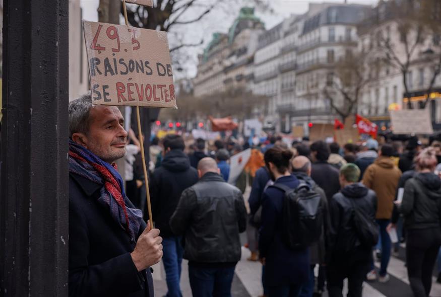 Γαλλία: «Έπνιξαν» τους δρόμους - 3,5 εκατομμύρια διαδήλωσαν γι 10η ημέρα/ AP (GALLERY)