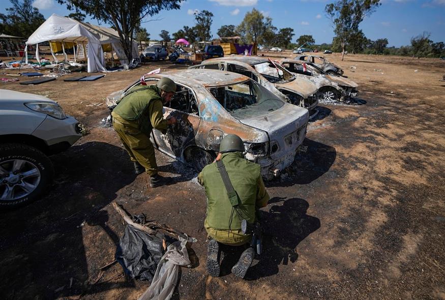 Ισραηλινοί στρατιώτες επιθεωρούν κοντά στα σύνορα με τη Λωρίδα της Γάζας (AP)