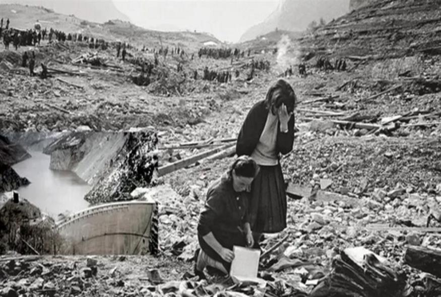 Γυναίκες κλαίγοντας ψάχνουν τα χαλάσματα των σπιτιών τους για κάτι πολύτιμο Γυναίκες κλαίγοντας ψάχνουν τα χαλάσματα των σπιτιών τους για κάτι πολύτιμο