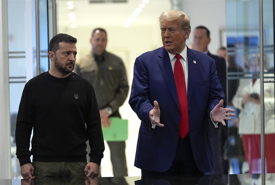 Ο Ντόναλντ Τραμπ με τον Βολοντίμιρ Ζελένσκι (AP Photo/Julia Demaree Nikhinson)