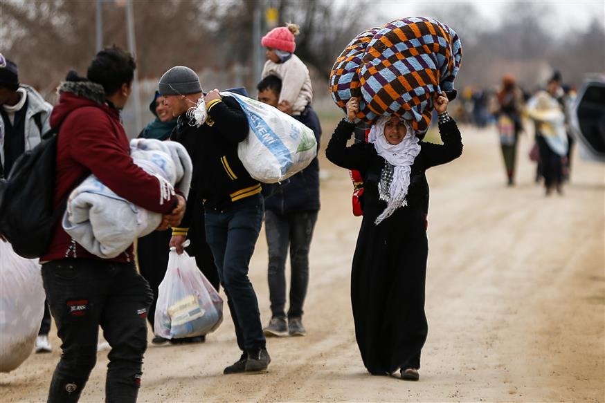 Πρόσφυγες και μετανάστες μεταφέρουν τα υπάρχοντά τους στα ελληνοτουρκικά σύνορα (AP Photo/Emrah Gurel)