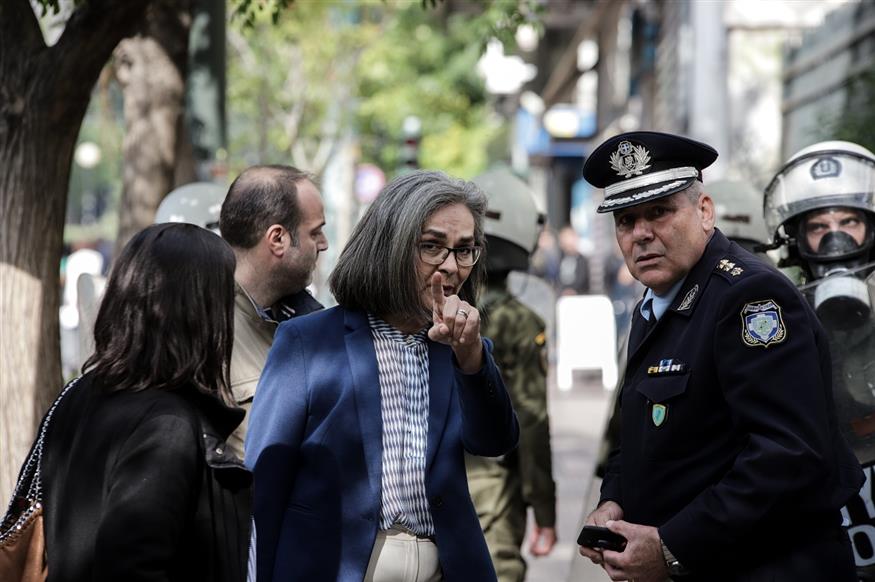 Η Σοφία Σακοράφα συνομιλεί με αστυνομικούς (Copyright: Eurokinissi/Σωτήρης Δημητρόπουλος)