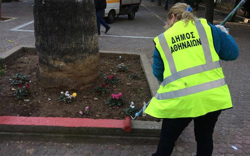 Εργαζόμενοι του δήμου Αθηναίων καθαρίζουν την πλατεία Αμερικής