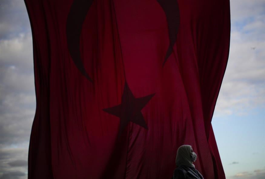 Τουρκική σημαία στη γέφυρα του Γαλατά στην Κωνσταντινούπολη (Associated Press)