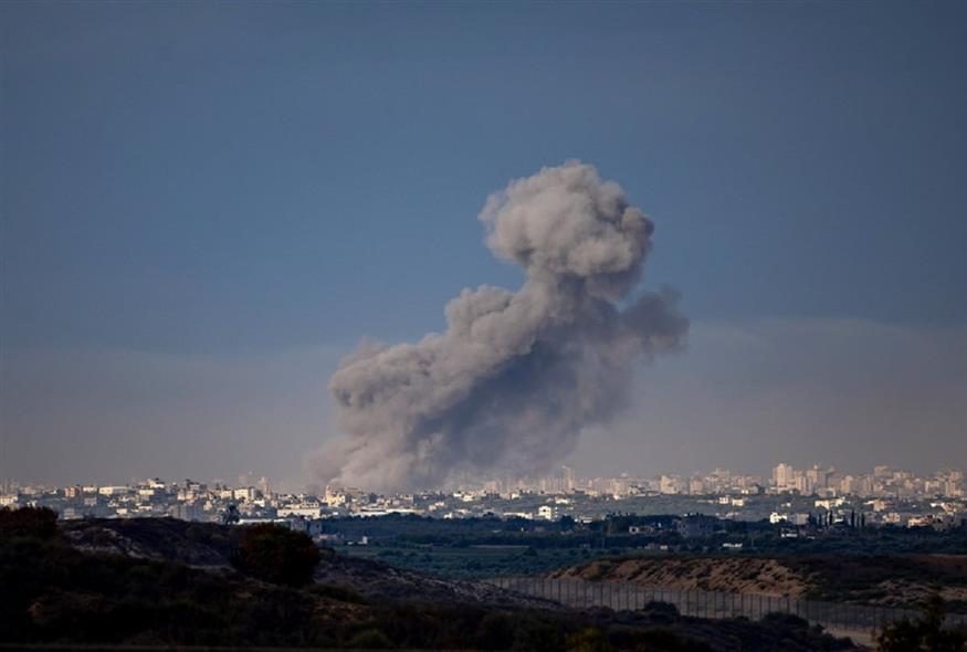 Ισραηλινή αεροπορική επιδρομή στη Γάζα - 17 Οκτωβρίου (EPA/MARTIN DIVISEK)