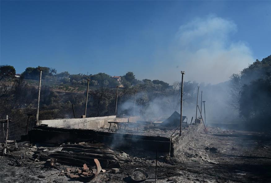 Πύρινη κόλαση στη Ραφήνα (gallery) Πύρινη κόλαση στη Ραφήνα (gallery)