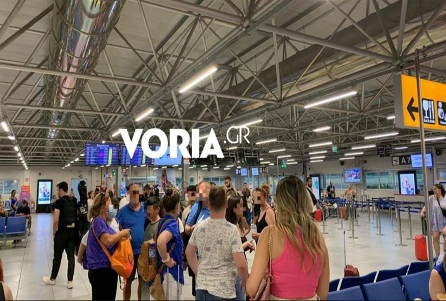 «Εγκλωβισμένοι» σε αεροδρόμιο της Ρώμης πάνω από 80 Έλληνες (voria.gr)