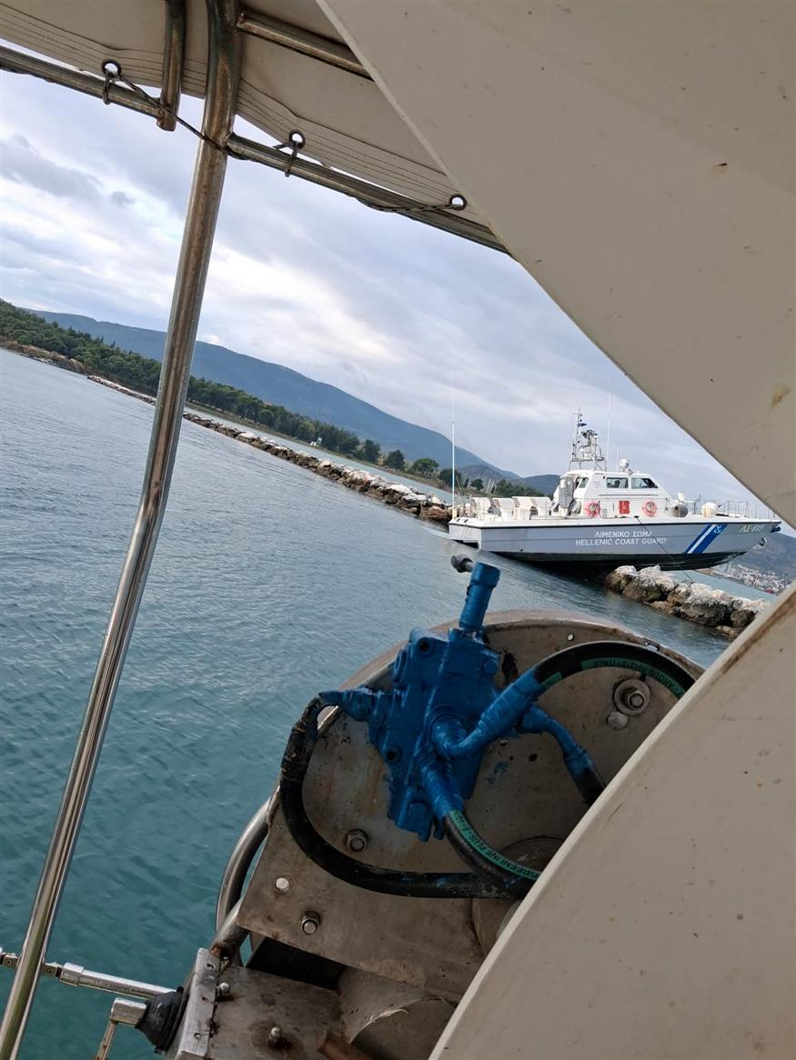 Σκάφος του Λιμενικού πάνω σε βράχια (taxydromos.gr)