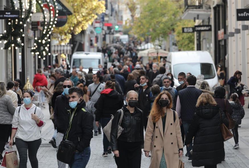 Σύσταση της Εθνικής Επιτροπής Λοιμώξεων για επαναφορά της χρήσης μάσκας εν μέσω αύξησης κρουσμάτων κορονοϊού (Eurokinissi)