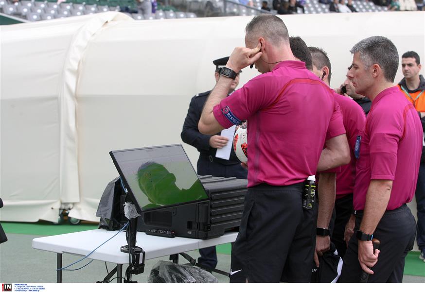 Ο διεθνής διαιτητής Θανάσης Τζήλος σε στιγμιότυπο από το test event του VAR στο ΟΑΚΑ στο ματς της περασμένης Κυριακής, ανάμεσα στον Παναθηναϊκό και τον Παναιτωλικό