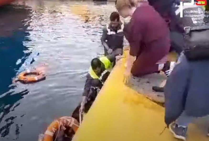 Πειραιάς: Γυναίκα έπεσε στη θάλασσα
