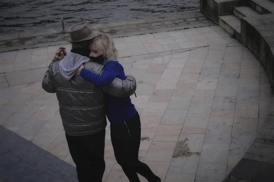 Ζευγάρι χορεύει στις όχθες του Σηκουάνα (AP photo)