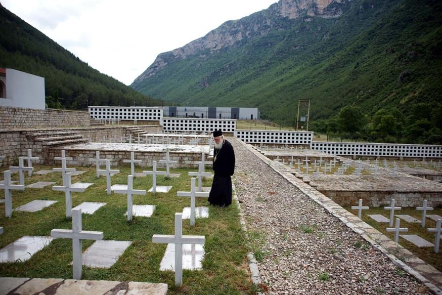 Ο προκαθήμενος της Ορθόδοξης Εκκλησίας της Αλβανίας Αρχιεπίσκοπος Αναστάσιος στο κοιμητήριο της Κλεισούρας. /copyright Eurokinissi