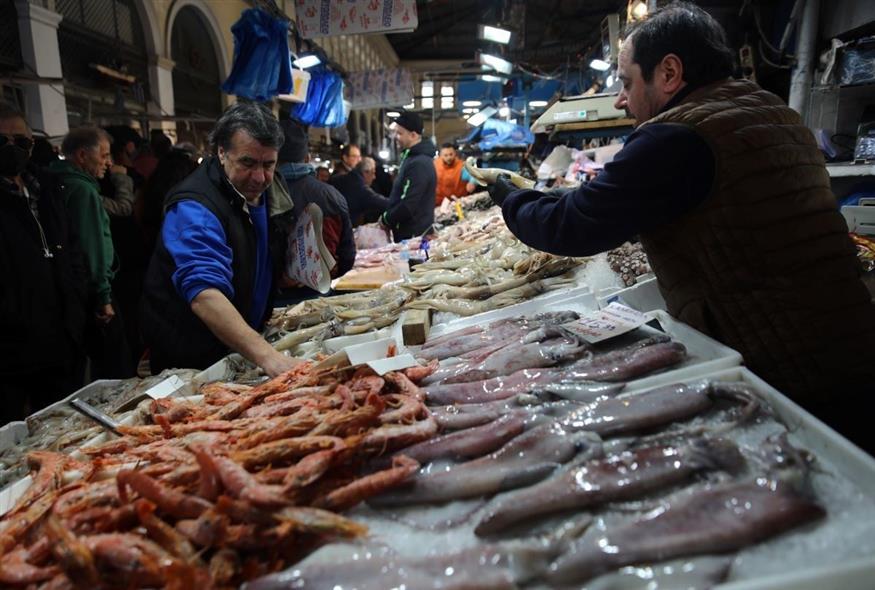 Στη Βαρβάκειο ψαραγορά ξεχύθηκαν οι καταναλωτές σε αναζήτηση καλύτερων τιμών για το σαρακοστιανό τραπέζι (Eurokinissi)