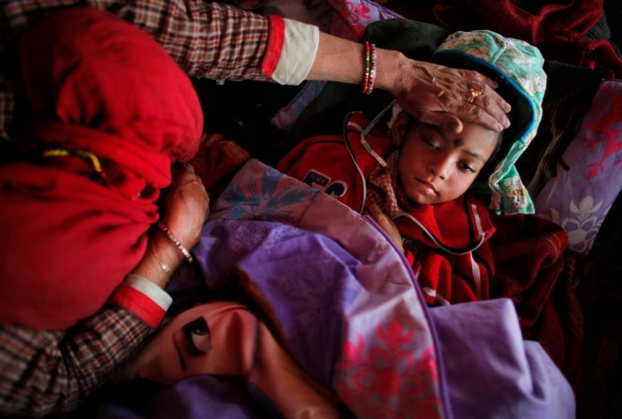 Άρρωστο παιδί στο Νεπάλ (AP Photo/Niranjan Shrestha)