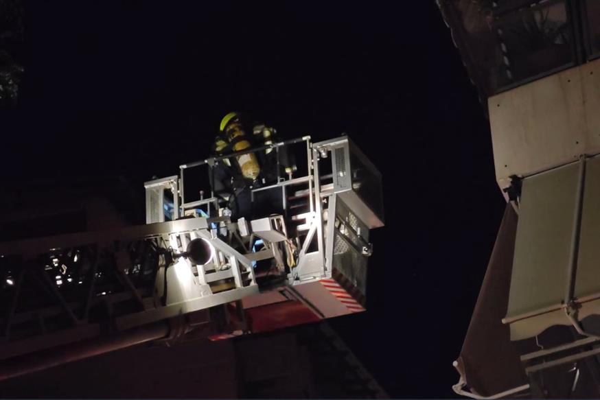 Πλατεία Αμερικής: Εκρήξεις σε πολυκατοικία (orangepress.gr)