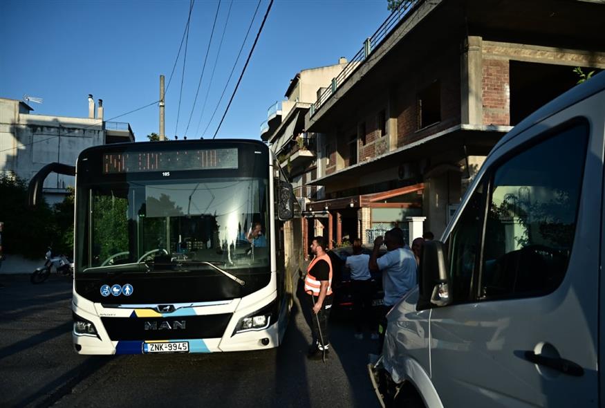 Λεωφορείο έπεσε σε ψητοπωλείο στο Μενίδι (EUROKINISSI)