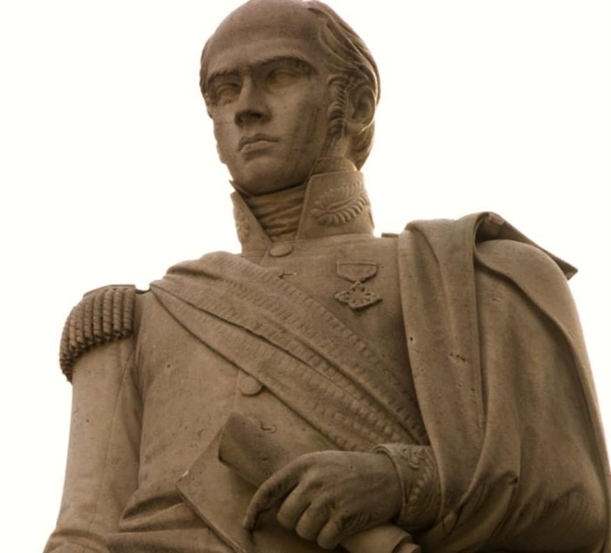 Άγαλμα του Σανταρόζα στην πλατεία της γενέτειράς του, στο Σαβιλιάνο.