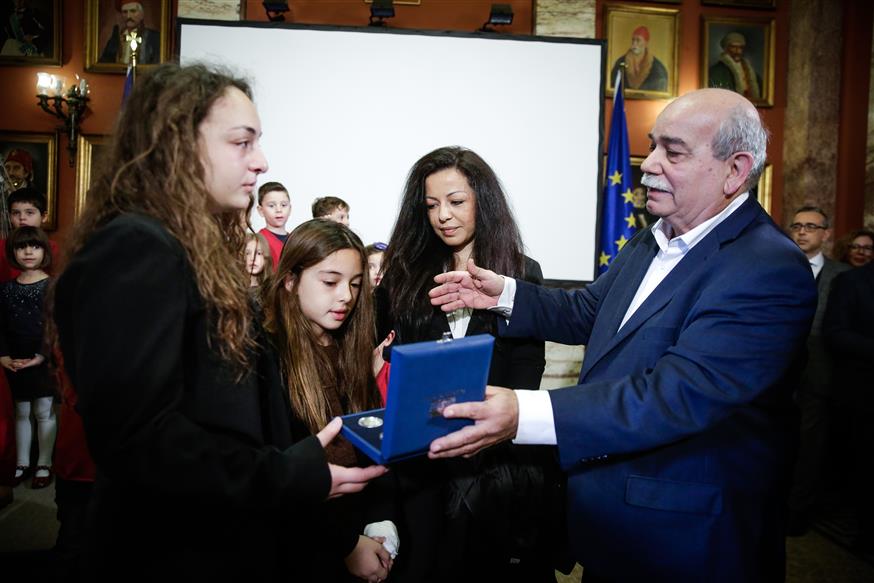 Η Βουλή υιοθετεί τα παιδιά του Κυριάκου Παπαδόπουλου/Eurokinissi