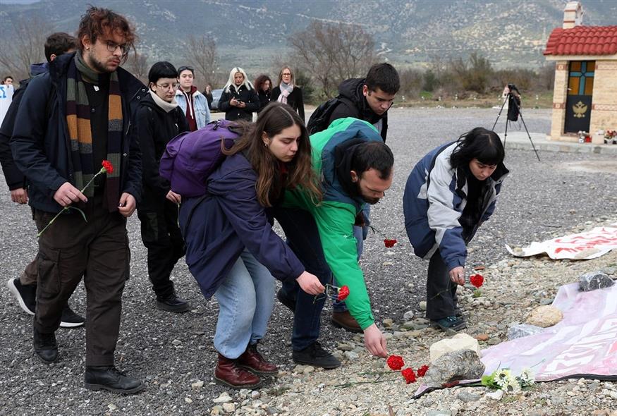 Φοιτητές συγκεντρώθηκαν στο σημείο της τραγωδίας των Τεμπών (INTIME)