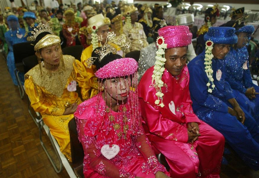 Γάμος στην Ινδονησία. Ας μη ρωτήσουμε πόσων ετών είναι η νύφη... (AP Photo/Dita Alangkara)