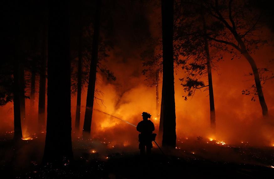 Φωτογραφία από την τεράστια πυρκαγιά στην Καλιφόρνια (AP)