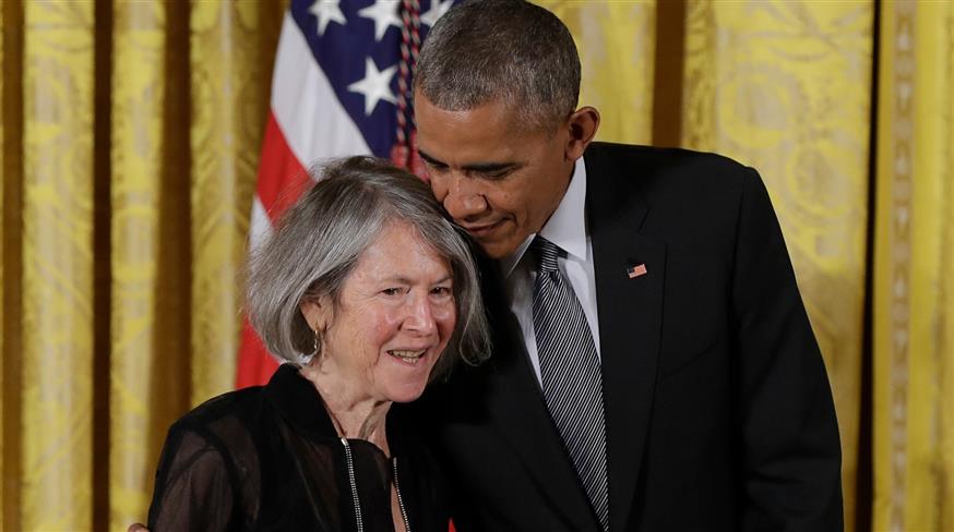 O Obama απένειμε στην Louise Gluck το National Humanities Medal - 2016 (AP photo)